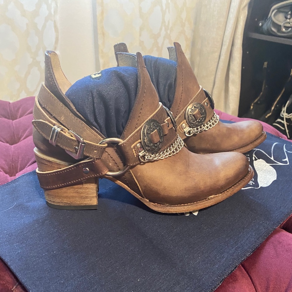Freebird by Steven - MYSTIC in women’s size 9.